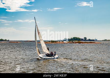 Helsinki, Finnland - 12. Juni 2022: Yacht nahe der Küste von Helsinki. Stockfoto