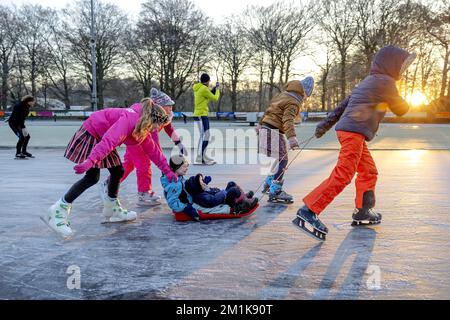 DOORN - Niederlande, 13/12/2022, Eisspaß auf natürlichem Eis. Der Doornsche IJsclub war einer der ersten, der die Eislaufbahn für Skater öffnete. ANP ROBIN VAN LONKHUIJSEN niederlande raus - belgien raus Stockfoto