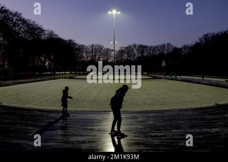 DOORN - Niederlande, 13/12/2022. Die ersten Skater reiten ihre Bahnen auf natürlichem Eis. Der Doornsche IJsclub war einer der ersten, der die Eislaufbahn für Skater öffnete. ANP ROBIN VAN LONKHUIJSEN niederlande raus - belgien raus Stockfoto