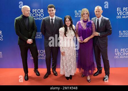 Madrid, Spanien. 12.. Dezember 2022. Tom Hanks, Truman Hanks, Rita Wilson, Mariana Trevino, Marc Forster besucht die Premiere von „El peor Vecino del mundo (Ein Mann namens Otto)“ im Capitol Cinema in Madrid, Spanien (Foto von Carlos Dafonte/NurPhoto) Kredit: NurPhoto/Alamy Live News Stockfoto