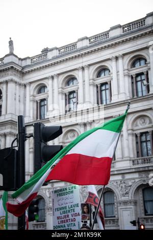 Iranische Shir-o-Khorshid-Flagge (Löwe und Sonne), die vor Nummer 10 in London während eines Protests als Reaktion auf die Hinrichtung von Mohsen Shekari fliegt. Stockfoto