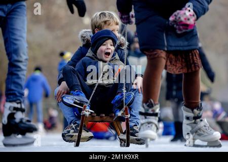 DOORN - Niederlande, 13/12/2022, Eisspaß auf natürlichem Eis. Der Doornsche IJsclub war einer der ersten, der die Eislaufbahn für Skater öffnete. ANP ROBIN VAN LONKHUIJSEN niederlande raus - belgien raus Stockfoto