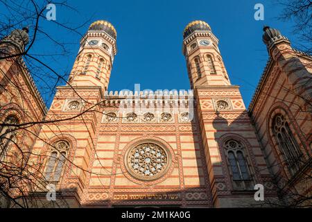 BUDAPEST - JANUAR 19: Fassade der Großen Synagoge oder der Dohany Street Synagoge in Budapest am 19. Januar. 2022 in Ungarn Stockfoto