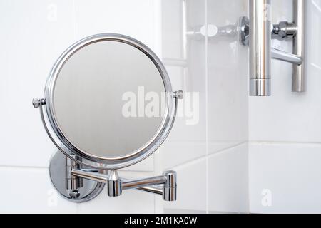 Nahaufnahme des runden Spiegels mit Dampf auf der Oberfläche im Badezimmer Stockfoto