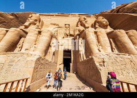 ABU SIMBEL, ÄGYPTEN - 29. JULI 2021: Tourist am Eingang zum Abu Simbel Tempel in Abu Simbel, Ägypten am 29. Juli 2021 Stockfoto