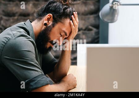 Müde depressiv gelangweilt Geschäftsmann frustriert durch Geschäftsversagen Konkurs. Stockfoto