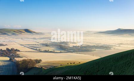 Nebel im Tal zwischen Mount Caburn, firle Beacon und kingston Ridge im Süden östlich von Sussex Stockfoto