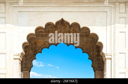 Silhouette des alten Marmorbogens und Blick auf den blauen Himmel in Indien, Platz für Text Stockfoto