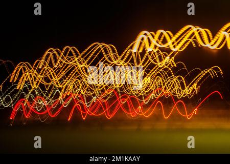 Abstrakte verschwommenes buntes Licht Effekt auf einem schwarzen Hintergrund. Lange Belichtung Foto Kamera zu bewegen. Stockfoto