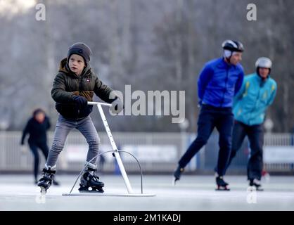 DOORN - Niederlande, 13/12/2022. Die ersten Skater reiten ihre Bahnen auf natürlichem Eis. Der Doornsche IJsclub war einer der ersten, der die Eislaufbahn für Skater öffnete. ANP ROBIN VAN LONKHUIJSEN niederlande raus - belgien raus Stockfoto