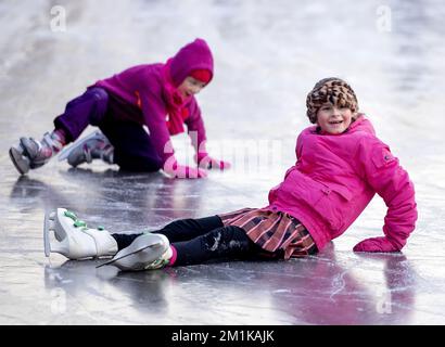 DOORN - Niederlande, 13/12/2022, Eisspaß auf natürlichem Eis. Der Doornsche IJsclub war einer der ersten, der die Eislaufbahn für Skater öffnete. ANP ROBIN VAN LONKHUIJSEN niederlande raus - belgien raus Stockfoto