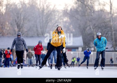 DOORN - Niederlande, 13/12/2022. Die ersten Skater reiten ihre Bahnen auf natürlichem Eis. Der Doornsche IJsclub war einer der ersten, der die Eislaufbahn für Skater öffnete. ANP ROBIN VAN LONKHUIJSEN niederlande raus - belgien raus Stockfoto