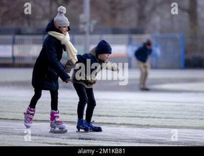 DOORN - Niederlande, 13/12/2022, Eisspaß auf natürlichem Eis. Der Doornsche IJsclub war einer der ersten, der die Eislaufbahn für Skater öffnete. ANP ROBIN VAN LONKHUIJSEN niederlande raus - belgien raus Stockfoto