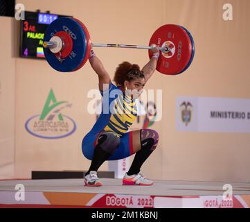 Bogota, Kolumbien. 12.. Dezember 2022. Angie Paola Palacios Dajomes aus Ecuador tritt während der 71kg. Frauenveranstaltung bei der 2022. Gewichtheben-Weltmeisterschaft in Bogota, Kolumbien, am 12. Dezember 2022 an. Kredit: Wang Tiancong/Xinhua/Alamy Live News Stockfoto