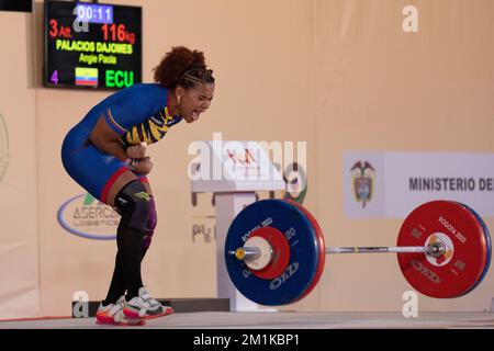 Bogota, Kolumbien. 12.. Dezember 2022. Angie Paola Palacios Dajomes aus Ecuador feiert während der 71kg. Frauenveranstaltung bei der 2022. Gewichtheben-Weltmeisterschaft in Bogota, Kolumbien, am 12. Dezember 2022. Kredit: Wang Tiancong/Xinhua/Alamy Live News Stockfoto