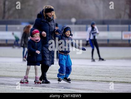 DOORN - Niederlande, 13/12/2022, Eisspaß auf natürlichem Eis. Der Doornsche IJsclub war einer der ersten, der die Eislaufbahn für Skater öffnete. ANP ROBIN VAN LONKHUIJSEN niederlande raus - belgien raus Stockfoto