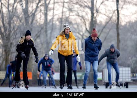 DOORN - Niederlande, 13/12/2022. Die ersten Skater reiten ihre Bahnen auf natürlichem Eis. Der Doornsche IJsclub war einer der ersten, der die Eislaufbahn für Skater öffnete. ANP ROBIN VAN LONKHUIJSEN niederlande raus - belgien raus Stockfoto