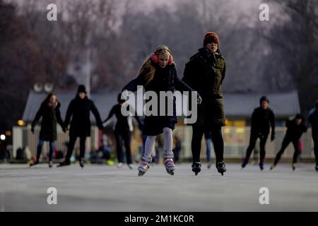 DOORN - Niederlande, 13/12/2022. Die ersten Skater reiten ihre Bahnen auf natürlichem Eis. Der Doornsche IJsclub war einer der ersten, der die Eislaufbahn für Skater öffnete. ANP ROBIN VAN LONKHUIJSEN niederlande raus - belgien raus Stockfoto