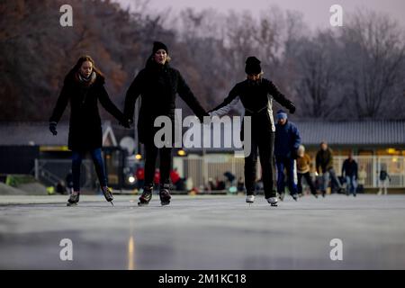 DOORN - Niederlande, 13/12/2022. Die ersten Skater reiten ihre Bahnen auf natürlichem Eis. Der Doornsche IJsclub war einer der ersten, der die Eislaufbahn für Skater öffnete. ANP ROBIN VAN LONKHUIJSEN niederlande raus - belgien raus Stockfoto