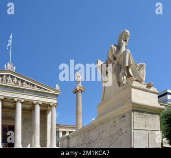 Eintritt zum Gebäude der Akademie von Athen aus dem 19.. Jahrhundert, Griechenland, mit Statuen von Sokrates und gott Apollo Stockfoto