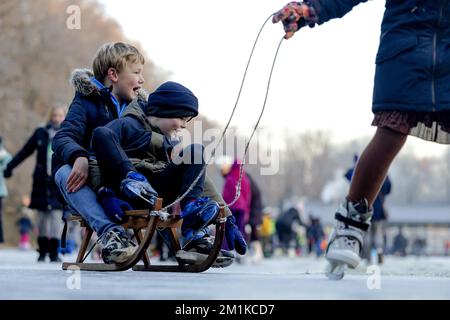 DOORN - Niederlande, 13/12/2022, Eisspaß auf natürlichem Eis. Der Doornsche IJsclub war einer der ersten, der die Eislaufbahn für Skater öffnete. ANP ROBIN VAN LONKHUIJSEN niederlande raus - belgien raus Stockfoto