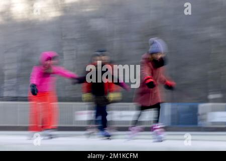 DOORN - Niederlande, 13/12/2022, Eisspaß auf natürlichem Eis. Der Doornsche IJsclub war einer der ersten, der die Eislaufbahn für Skater öffnete. ANP ROBIN VAN LONKHUIJSEN niederlande raus - belgien raus Stockfoto