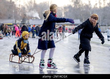 DOORN - Niederlande, 13/12/2022, Eisspaß auf natürlichem Eis. Der Doornsche IJsclub war einer der ersten, der die Eislaufbahn für Skater öffnete. ANP ROBIN VAN LONKHUIJSEN niederlande raus - belgien raus Stockfoto