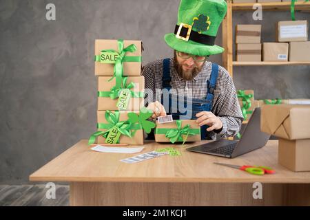 Verpackungsbox im Hauptbüro des Vertriebslagers für den Versand an den Kunden. Sonderangebot zum St. Patricks Day. Speicherplatz kopieren Stockfoto