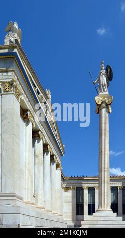 Statue der Göttin Athena in Athen, Griechenland und Teilblick auf das Gebäude der Akademie von Athen aus dem 19.. Jahrhundert Stockfoto