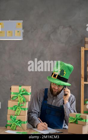 Start-up Kleinunternehmer KMU freiberuflicher Mann in Lepren hat arbeitet mit Box, Kleinunternehmer Büro Online Markt Verpackung Box liefern Stockfoto
