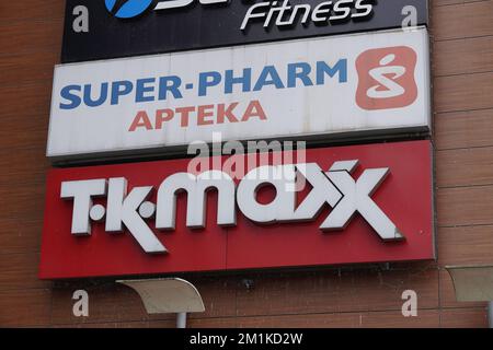 Eine Nahaufnahme der Logos Super Pharm und TK Maxx auf dem Einkaufszentrum Galeria Malta Stockfoto