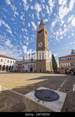 Editorial: KOPER, SLOWENIEN, 12. SEPTEMBER 2022 - Tito-Platz in Koper mit der Kathedrale Stockfoto