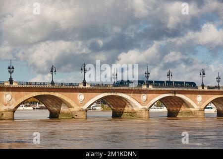 Fluss Garonne und Brücke Pont de Pierre. Straßenbahn, Bordeaux, Frankreich Stockfoto