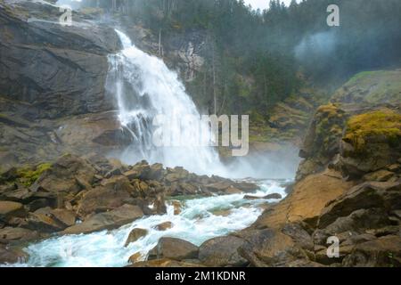 Krimml-Wasserfälle, Krimmler Wasserfalle, im Hochtauern-Nationalpark, Österreich. Krimmler Ache fällt. Wunderschöner dramatischer Wasserfall auf einem Nebel Stockfoto
