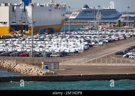 Cars Hafenparkplatz bereit zum Versand. Automobilindustrie Stockfoto