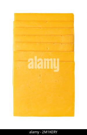Ein Stapel Cheddar-Käsescheiben, Scheiben aus natürlichem Käse, scharfköpfig und orange mit Annatto, eine natürliche Lebensmittelfarbe. Nahaufnahme, von oben. Stockfoto