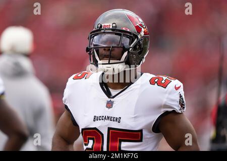 Dezember 2022; Santa Clara, Kalifornien, USA; Tampa Bay Buccaneers, die Giovani Bernard (25) vor dem Beginn des ersten Viertels gegen die San Francisco 49ers im Levi’s Stadium zurückliefen. (Stan Szeto/Image of Sport) Stockfoto