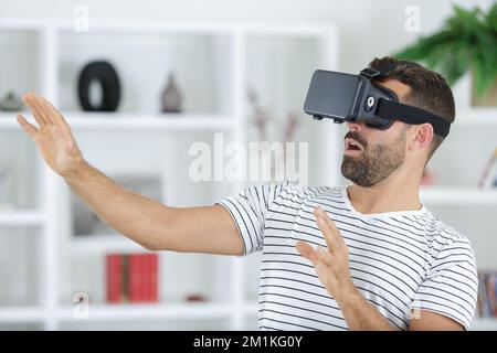 Mann mit Virtual-Reality-Brille Stockfoto