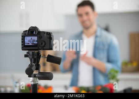 Blogger, während er ein neues Video für seinen youtube-Kanal aufzeichnet Stockfoto