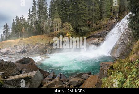 Krimml-Wasserfälle, Krimmler Wasserfalle, im Hochtauern-Nationalpark, Österreich. Krimmler Ache fällt. Wunderschöner dramatischer Wasserfall auf einem Nebel Stockfoto
