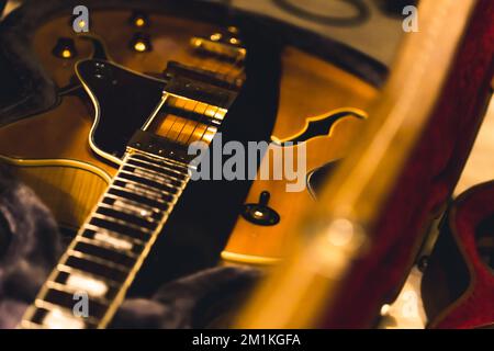 Nahaufnahme einer Holzgitarre mit wunderschönen Details. Keine Menschen. Indoor-Aufnahme. Band- und Musikkonzept. Hochwertiges Foto Stockfoto