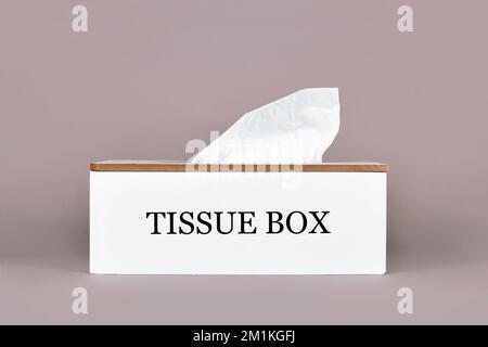 Holztaschenbox auf grauem Hintergrund Stockfoto