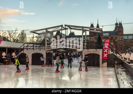 Amsterdam, Niederlande. Dezember 2022. Die Schlittschuhbahn am Museumplein in Amsterdam. Hochwertiges Foto Stockfoto
