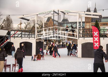 Amsterdam, Niederlande. Dezember 2022. Die Schlittschuhbahn am Museumplein in Amsterdam. Hochwertiges Foto Stockfoto
