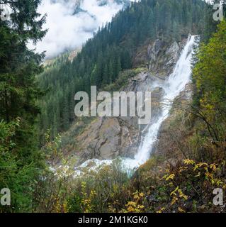Krimml-Wasserfälle, Krimmler Wasserfalle, im Hochtauern-Nationalpark, Österreich. Krimmler Ache fällt. Wunderschöner dramatischer Wasserfall auf einem Nebel Stockfoto