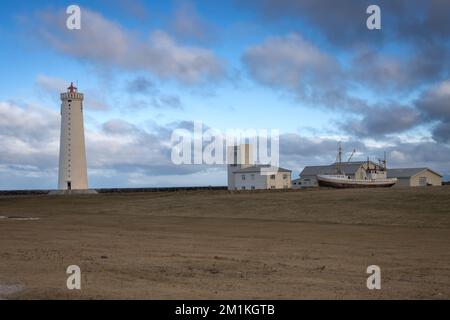 Gardskagaviti - isländischer höchster Leuchtturm und Museum auf der rechten Seite. Auf einer Wiese in der Nähe des alten Leuchtturms gelegen. Blauer Himmel mit weißen Wolken Stockfoto
