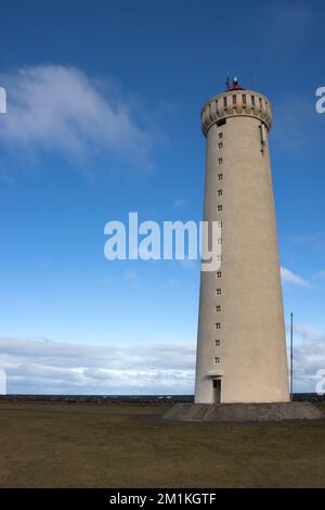 Gardskagaviti - isländischer höchster Leuchtturm und Museum. Auf einer Wiese in der Nähe des alten Leuchtturms gelegen. Blauer Himmel mit weißen Wolken. Sudurnesjabear., Stockfoto