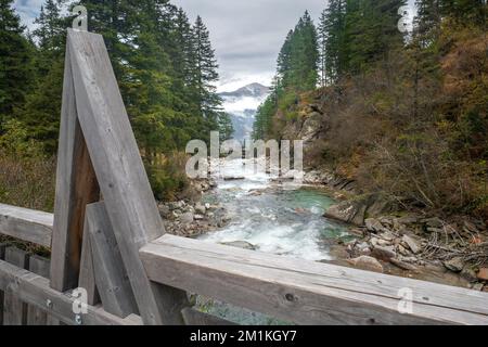 Krimml-Wasserfälle, Krimmler Wasserfalle, im Hochtauern-Nationalpark, Österreich. Krimmler Ache fällt. Wunderschöner dramatischer Wasserfall auf einem Nebel Stockfoto