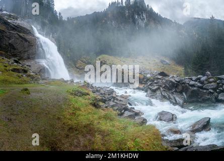 Krimml-Wasserfälle, Krimmler Wasserfalle, im Hochtauern-Nationalpark, Österreich. Krimmler Ache fällt. Wunderschöner dramatischer Wasserfall auf einem Nebel Stockfoto
