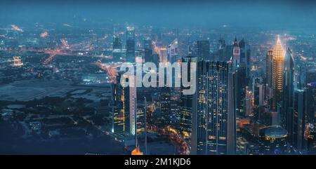 Luftaufnahme Der Abendnacht Szenische Ansicht Des Wolkenkratzers. Straßennachtbeleuchtung von Hochhäusern des Wohnviertels in Dubai. Nacht Stockfoto